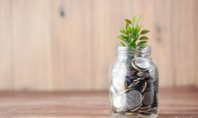 401k vs Roth IRA retirement savings jar