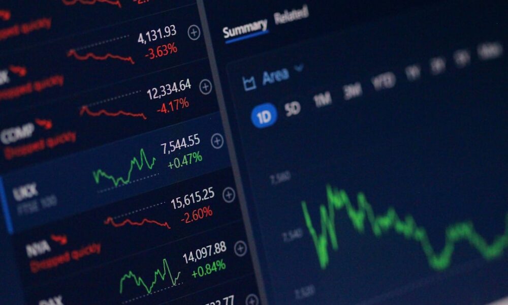 Trading screen comparing ETF vs mutual funds performance