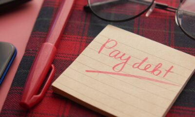 Pay off credit card debt fast — handwritten pay debt reminder note
