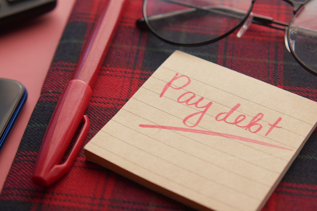 Pay off credit card debt fast — handwritten pay debt reminder note